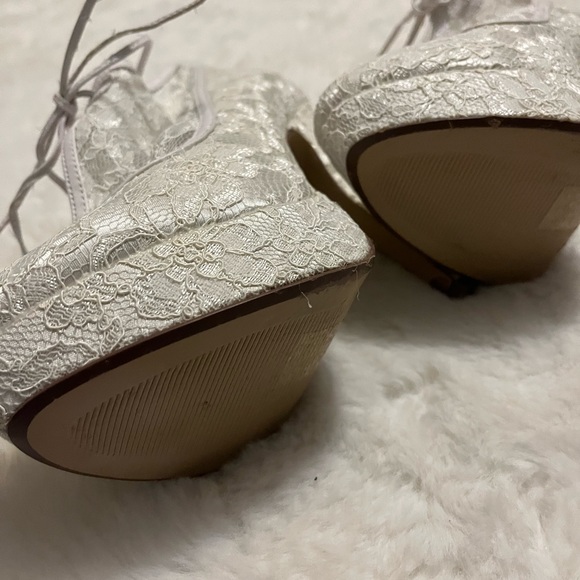 Fabulicious Lace booties - Picture 4 of 4